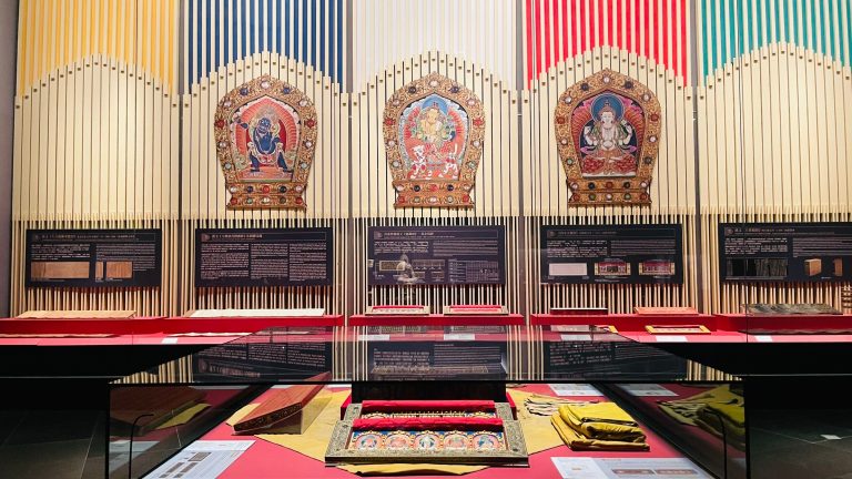 Read more about the article 藏文班參訪｜師生訪故宮嘉義院區 探索佛教文化瑰寶｜台灣大慈恩